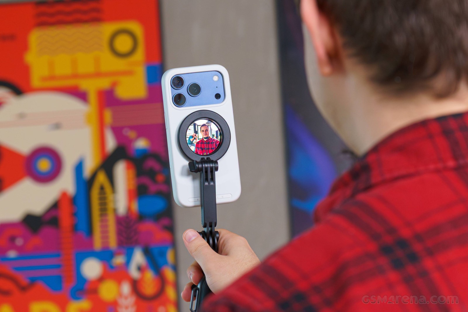 Selfix 아이폰 케이스, 후면 디스플레이 및 마이크로SD 슬롯 탑재